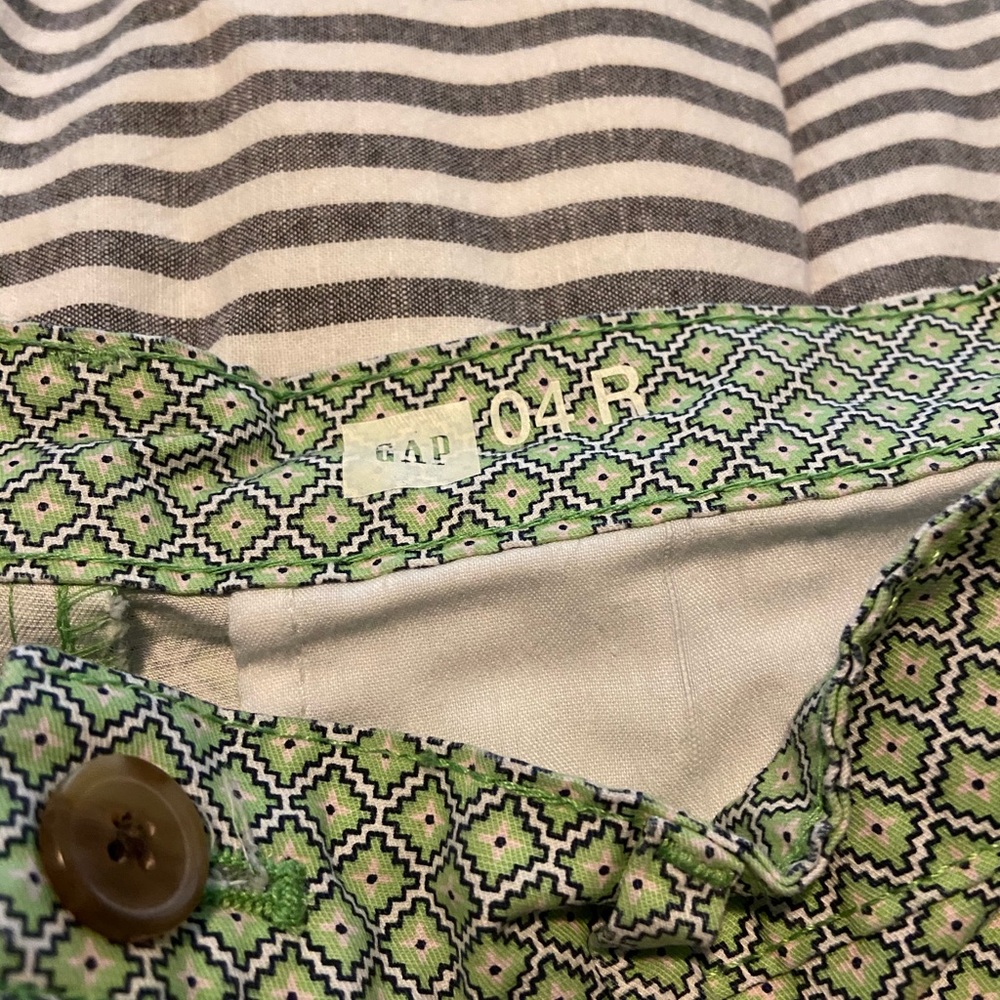 Gap patterned shorts - Picture 2 of 2